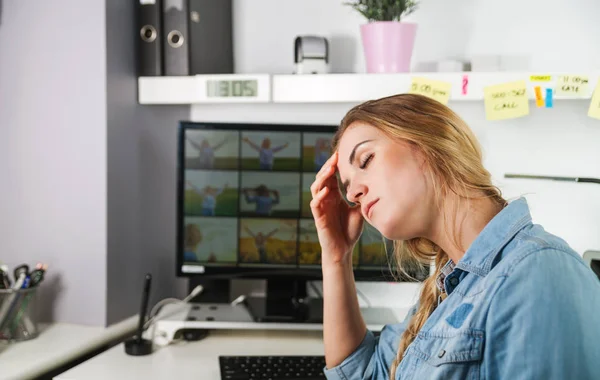 Müde Frau am heimischen Schreibtisch — Stockfoto