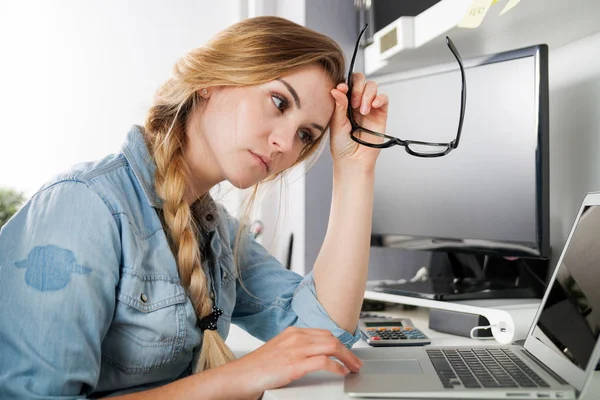 Mujer cansada estresada que trabaja en casa concepto de oficina de problemas —  Fotos de Stock