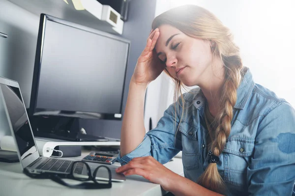 Gestresste müde Frau im Home-Office-Konzept der Probleme — Stockfoto