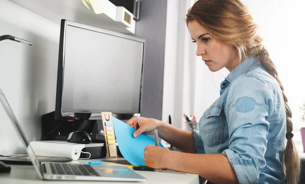 Kunstenaar freelance vrouw thuis kantoor werken — Stockfoto