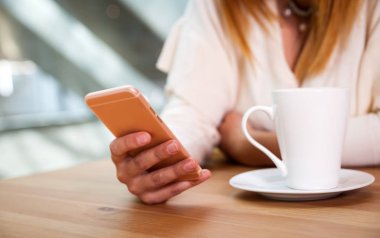 Genç kız el kafe, cep telefonunuzla mesajlaşma yakın çekim