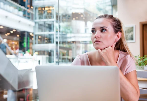 Mulher de negócios trabalhando com laptop no escritório de espaço aberto no moder — Fotografia de Stock