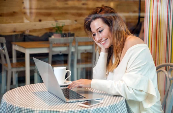 Mujer de negocios que trabaja con portátil y teléfono móvil en la cafetería, concepto independiente — Foto de Stock