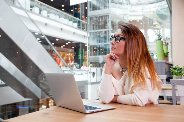 Mujer de negocios con portátil que trabaja en la oficina de espacio abierto en el interior moderno, concepto independiente — Foto de Stock