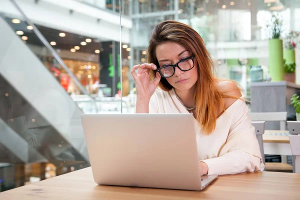 Mujer de negocios con portátil que trabaja en la oficina de espacio abierto en el interior moderno —  Fotos de Stock