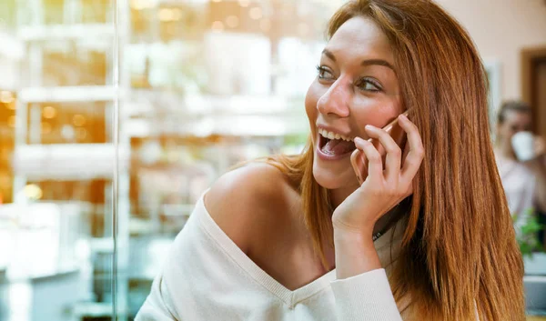 Fille parlant sur téléphone portable dans le café au centre commercial — Photo