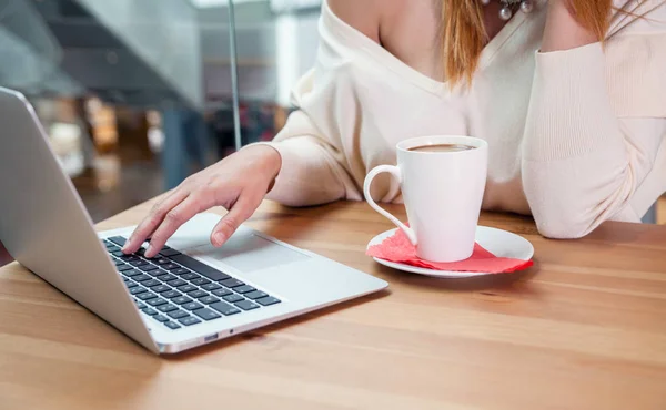 Chica escribiendo a mano en el ordenador portátil en la cafetería, concepto de negocio de cerca — Foto de Stock