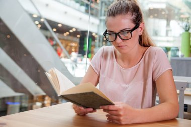 Rahat kız okuma kitabı Cafe alışveriş merkezi