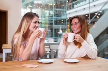 Kafede alışveriş merkezinde bahseden arkadaş kadın Toplantı