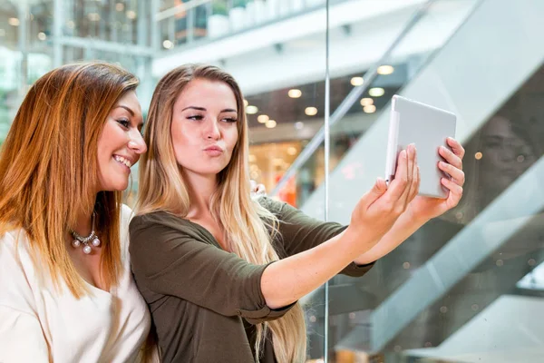 Café'de alışveriş merkezi selfie ile dijital tablet alarak iki kadın kız — Stok fotoğraf
