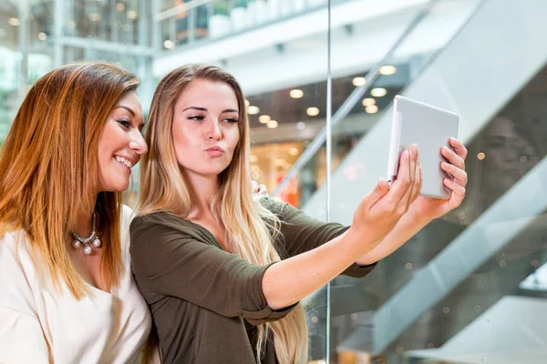 Dwie dziewczyny kobieta biorąc selfie z cyfrowego tabletu w kawiarni w centrum handlowym — Zdjęcie stockowe