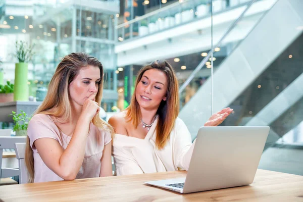 Dos mujer de negocios con portátil en oficina de espacio abierto, concepto de trabajo en equipo — Foto de Stock