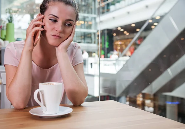 Zdůraznil dívka naslouchající špatné zprávy na telefonu v kavárně — Stock fotografie