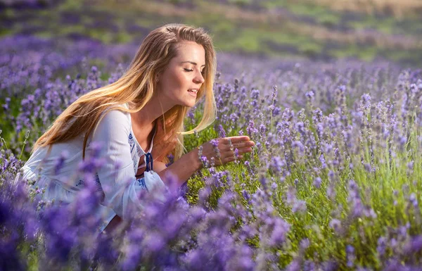 Preciosa mujer linda en el campo de lavanda en concepto de libertad de día soleado —  Fotos de Stock