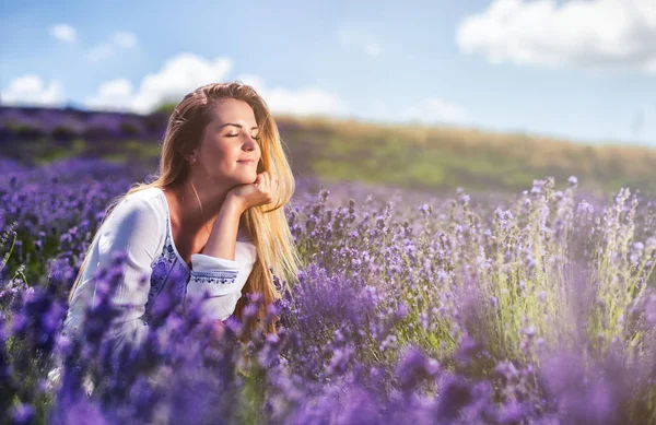 在阳光灿烂的日子自由概念的薰衣草田的可爱可爱女人 — 图库照片