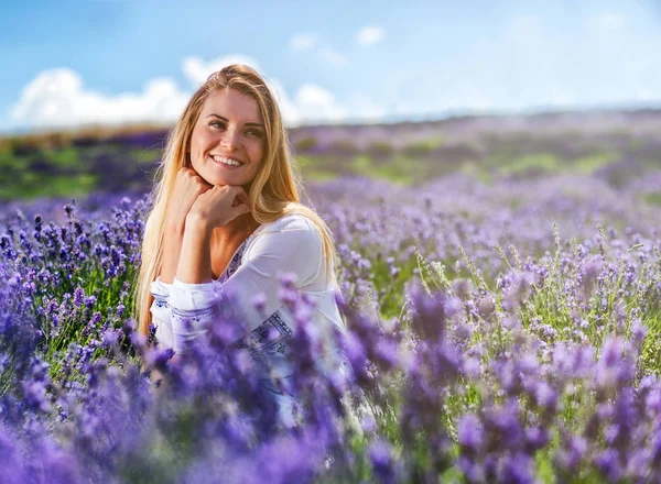 Szép aranyos nő mezőben, levendula napos szabadság fogalma — Stock Fotó
