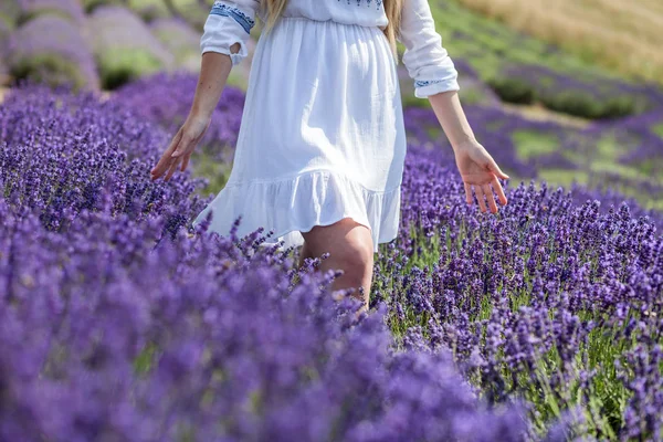 Хиппи девушка ходит в лавандовом поле, концепция свободы — стоковое фото