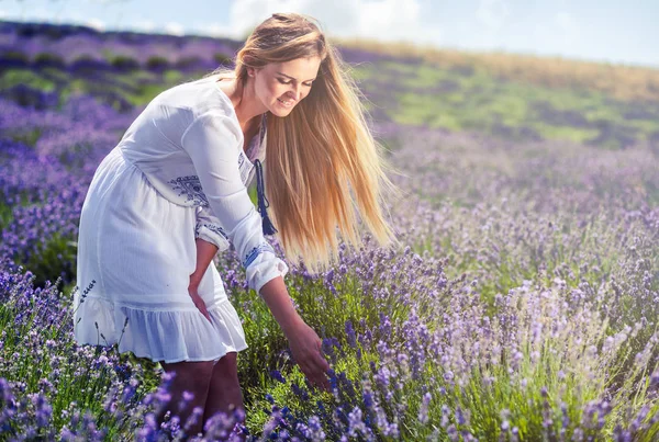 Chica tocando lavanda arbusto en el campo, concepto de libertad —  Fotos de Stock