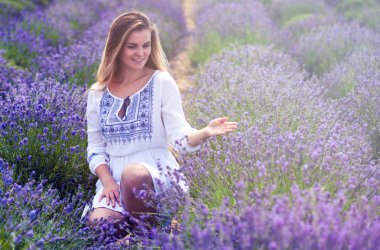 Lavanta alanında, özgürlük kavramı oturup beyaz elbiseli kız