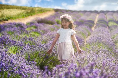 Kız çocuk lavanta alanında, özgürlük kavramı çalışır