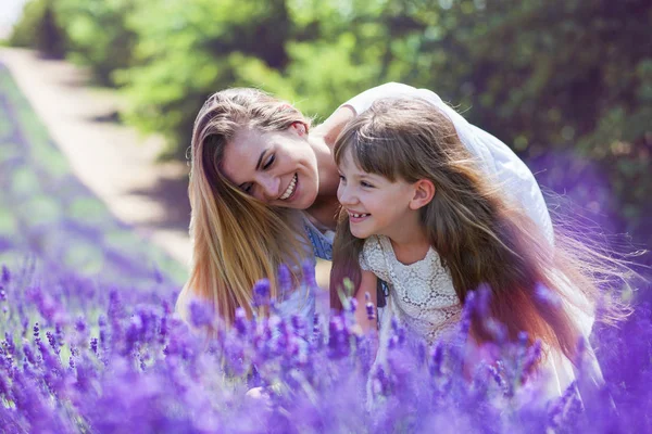 Familieportret in Lavendel veld, moeder en dochter met plezier — Stockfoto