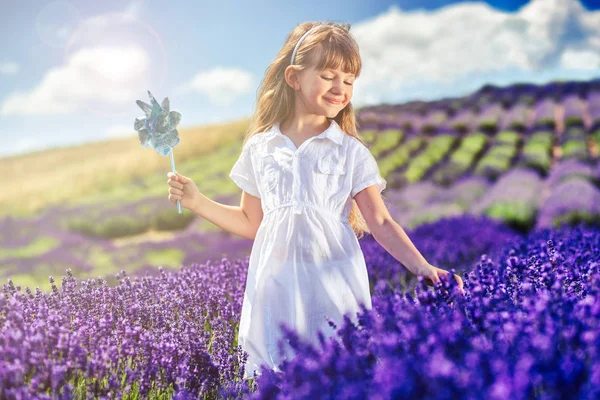 Lavanta alan, mutlu çocukluk kavram yürümeye kız çocuk