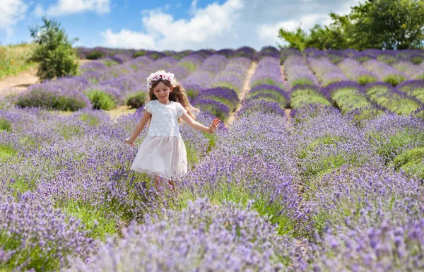 Kız çocuk lavanta alanında, özgürlük kavramı çalışır