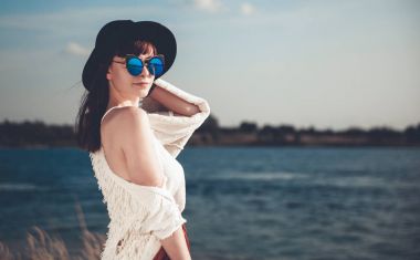 Tarz hippi kız plajda, boho moda