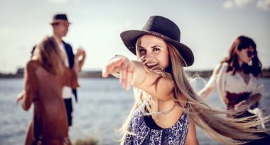 Plajda arkadaş grubuyla dans hippi kız tarz