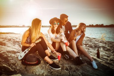 Arkadaşlar eğlenmeye ve plaj Festivali, gençlik kavramı keyfi