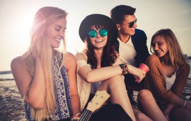 Arkadaşlar eğlenmeye ve plaj Festivali, gençlik kavramı keyfi