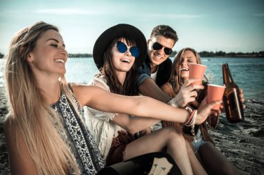 Arkadaşlar eğlenmeye ve plaj Festivali, gençlik kavramı keyfi