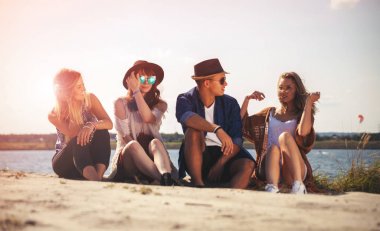 Arkadaşlar eğleniyor plajda güneşli gün, olumlu ruh hali