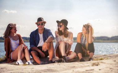Arkadaşlar eğleniyor plajda güneşli gün, olumlu ruh hali
