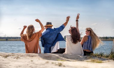 Arkadaşlar eğleniyor plajda güneşli gün, olumlu ruh hali