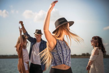 Dans ve kumsalda, boho parti kutlama arkadaş grubu