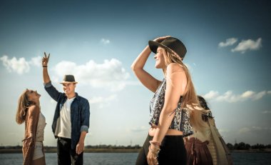 Dans ve kumsalda, boho parti kutlama arkadaş grubu