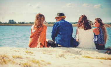 Arkadaşlar eğlenmeye plajda güneşli günde gurup