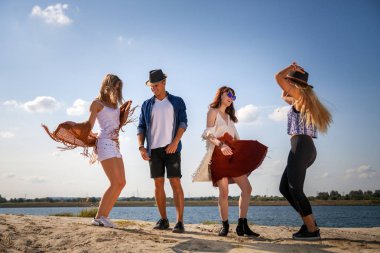 Parti ve kumsalda dans arkadaş grubu