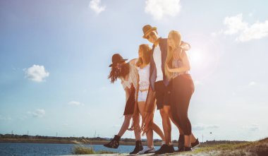 Mutlu arkadaş sahilde, olumlu ruh yürüyüş grubu