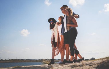 Mutlu arkadaş sahilde, olumlu ruh yürüyüş grubu