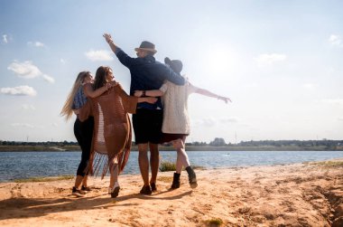 Mutlu arkadaş sahilde, olumlu ruh yürüyüş grubu