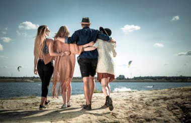 Mutlu arkadaş sahilde, olumlu ruh yürüyüş grubu