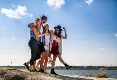 Mutlu arkadaş sahilde, olumlu ruh yürüyüş grubu