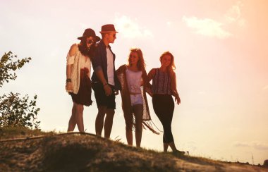 Mutlu arkadaş sahilde, moda yürüyüş grubu tarz