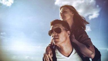 Mutlu çift eğlenceli açık, sevgi ve dostluk sahip