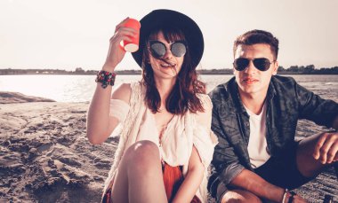 Mutlu çift açık, arkadaş tarz moda iyi eğlenceler