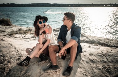 Mutlu çift açık, arkadaş tarz moda iyi eğlenceler
