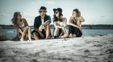 Plajda eğlenmek ve yaz zevk arkadaş grubu