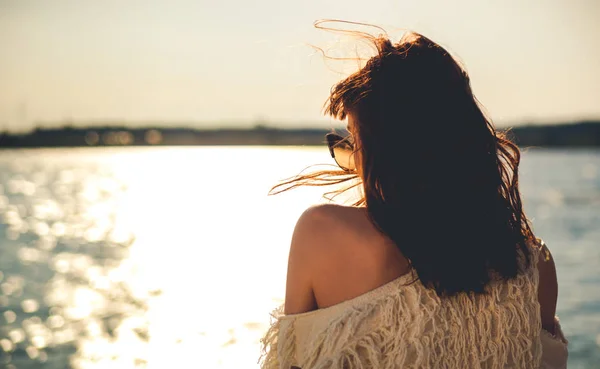 Chica con estilo en la playa durante el atardecer —  Fotos de Stock